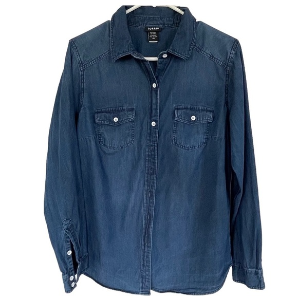 Torrid Taylor Medium Wash Denim Button-Down Shirt in 00 (Medium/Large Size 10) - Picture 4 of 16